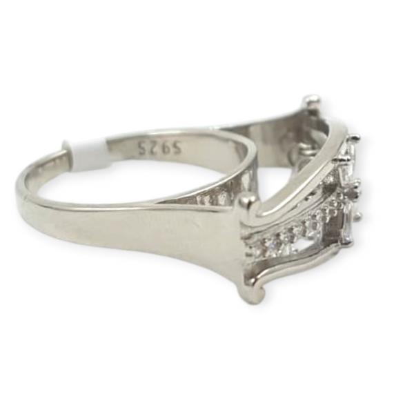 925 Sterling Silver Ring in Beautiful Design with Beautiful Zerkons